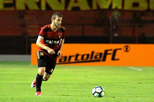 O meio-campista Thoms tem contrato com o Sport at maio de 2018, mas dificilmente dever seguir no clube