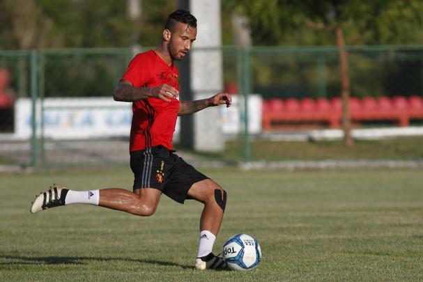 O atacante Leandro Pereira tem contrato com o Sport até junho de 2018