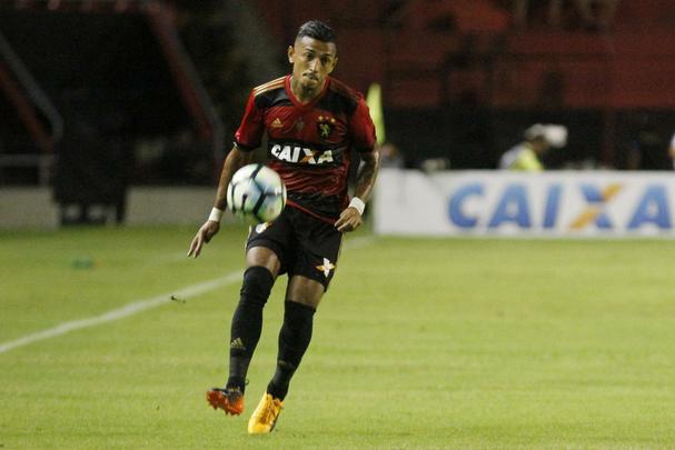 O atacante Rogério tem contrato com o Sport até maio de 2021