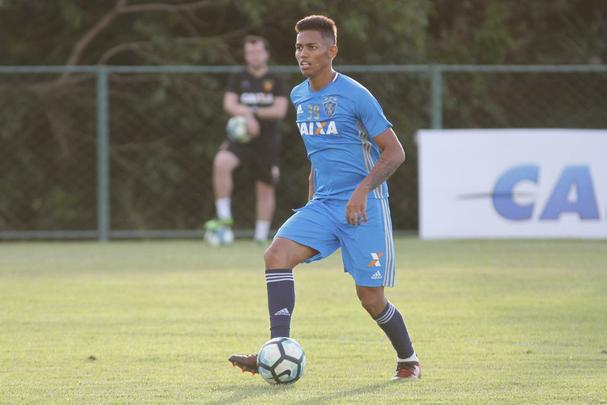 Bastante acionado pelo técnico Vanderley Luxemburgo na Série A, o volante prata da casa Thallyson tem contrato com o Leão até o final de 2020