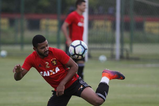 O lateral-esquerdo prata da casa Evandro tem contrato com o Leão até agosto de 2021
