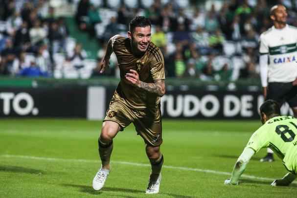 O lateral-esquerdo chileno Mena encerra o contrato com o Sport e a permanncia no clube ainda  incerta para 2018