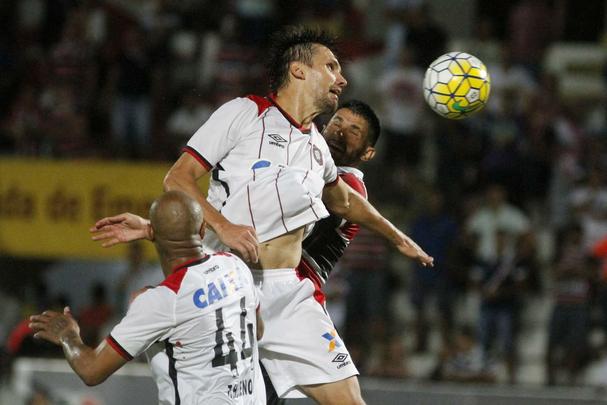 Paulo André - O zagueiro de 34 anos negocia a renovação de contrato com o Atlético Paranaense, mas começa 2018 livre. Ele também tem convite para virar diretor do Furacão quando se aposentar