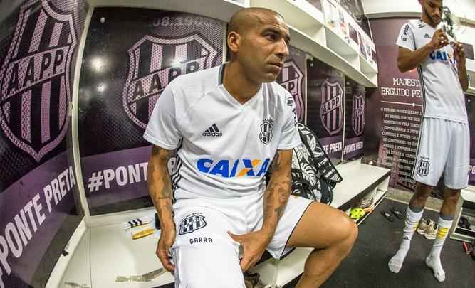 Emerson Sheik - Rebaixado junto com a Ponte Preta, o atacante Emerson Sheik, de 39 anos, deve atuar por mais uma temporada e está livre no mercado. Foram apenas cinco gols marcados em 25 partidas disputadas