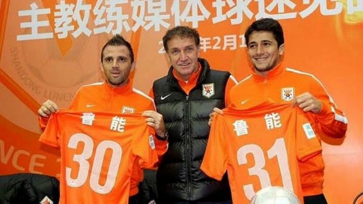 Aloísio - O atacante de 29 anos está livre no mercado após o fim do contrato com o Hebei China Fortune. Desde 2014 na Ásia, o atleta (D) ficou conhecido pelas passagens no Figueirense e São Paulo