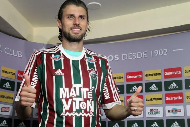 Henrique - Zagueiro foi dispensado pelo Fluminense por ter alto salário e já foi procurado pelo Corinthians