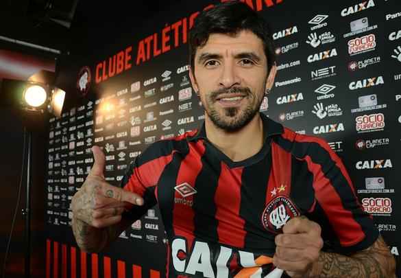 Lucho González - Após o fim do contrato com o Atlético Paranaense, o argentino está livre. As duas partes, inclusive, despediram-se em cartas. Nos últimos dias, contudo, o meio-campista foi acusado pela ex-mulher de tentativa de assassinato. O jogador nega