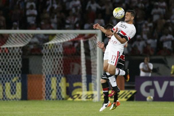 Gilberto - Com passagens por Santa Cruz e Sport, atacante não renovou contrato e está negociando o seu novo destino