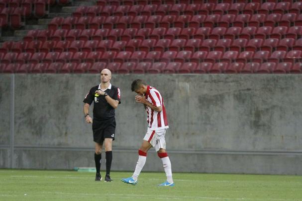 Jogadores do Nutico fazem festa aps avanarem nos pnaltis