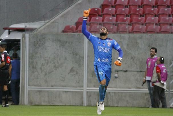 Jogadores do Nutico fazem festa aps avanarem nos pnaltis