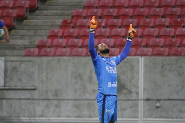 Jogadores do Nutico fazem festa aps avanarem nos pnaltis