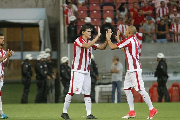 Jogadores do Nutico fazem festa aps avanarem nos pnaltis