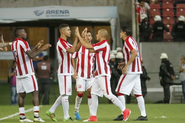Jogadores do Nutico fazem festa aps avanarem nos pnaltis