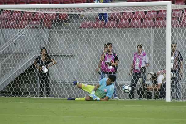 Jogadores do Nutico fazem festa aps avanarem nos pnaltis
