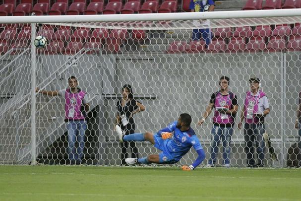 Jogadores do Nutico fazem festa aps avanarem nos pnaltis