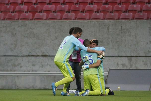 Jogadores do Nutico fazem festa aps avanarem nos pnaltis