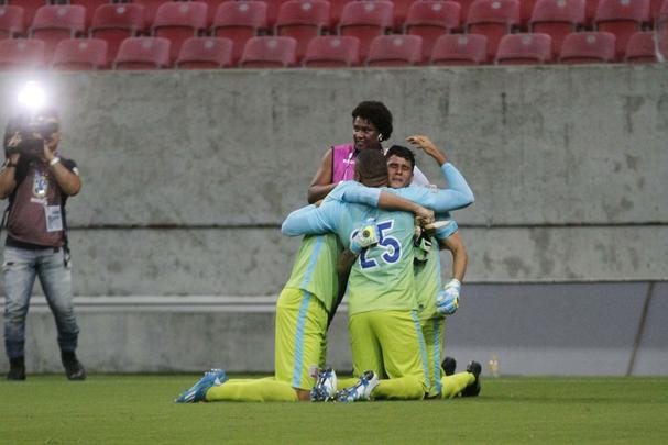 Jogadores do Nutico fazem festa aps avanarem nos pnaltis