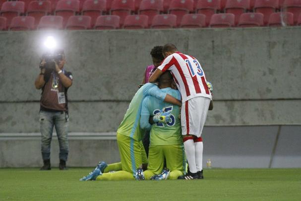 Jogadores do Nutico fazem festa aps avanarem nos pnaltis