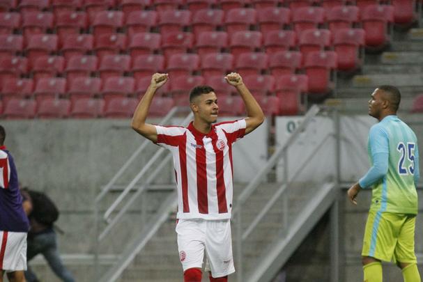 Jogadores do Nutico fazem festa aps avanarem nos pnaltis
