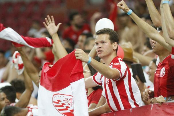 Jogadores do Nutico fazem festa aps avanarem nos pnaltis