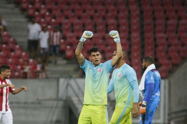 Jogadores do Nutico fazem festa aps avanarem nos pnaltis