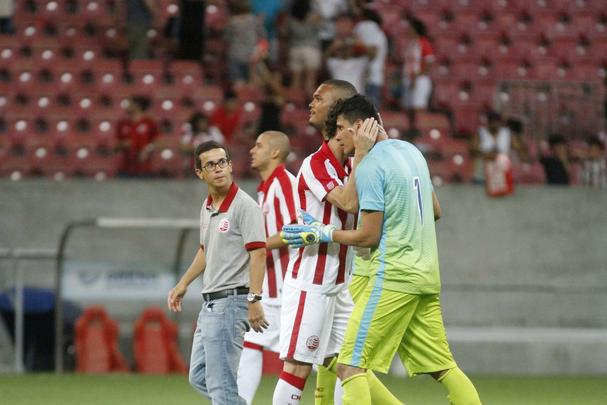 Jogadores do Nutico fazem festa aps avanarem nos pnaltis