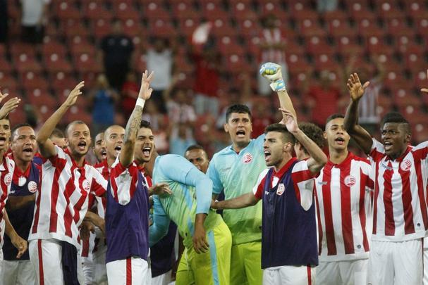 Jogadores do Nutico fazem festa aps avanarem nos pnaltis