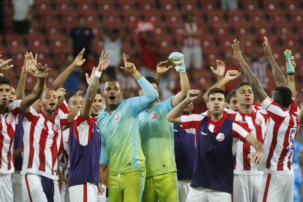 Jogadores do Nutico fazem festa aps avanarem nos pnaltis