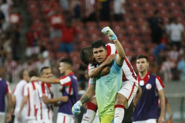 Jogadores do Nutico fazem festa aps avanarem nos pnaltis