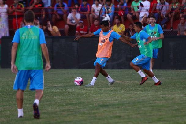 Movimentação do Sport foi assistida por duas mil pessoas segundo a Polícia Militar - no estádio cabem três mil. Rubro-negros fizeram um treinamento técnico de dois toques, cruzamentos à área e finalização