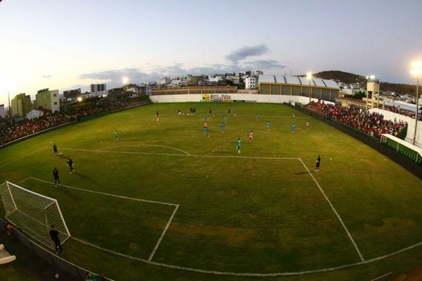 Movimentação do Sport foi assistida por duas mil pessoas segundo a Polícia Militar - no estádio cabem três mil. Rubro-negros fizeram um treinamento técnico de dois toques, cruzamentos à área e finalização