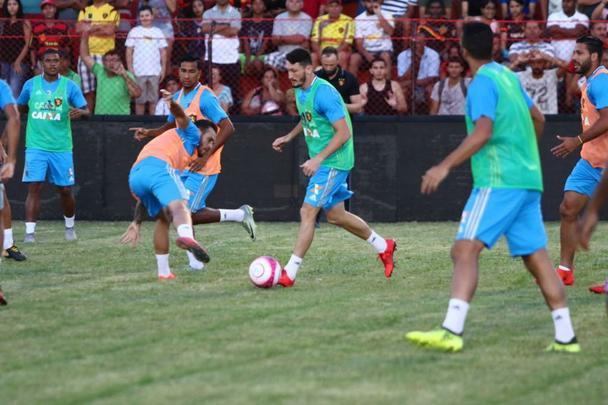 Movimentação do Sport foi assistida por duas mil pessoas segundo a Polícia Militar - no estádio cabem três mil. Rubro-negros fizeram um treinamento técnico de dois toques, cruzamentos à área e finalização