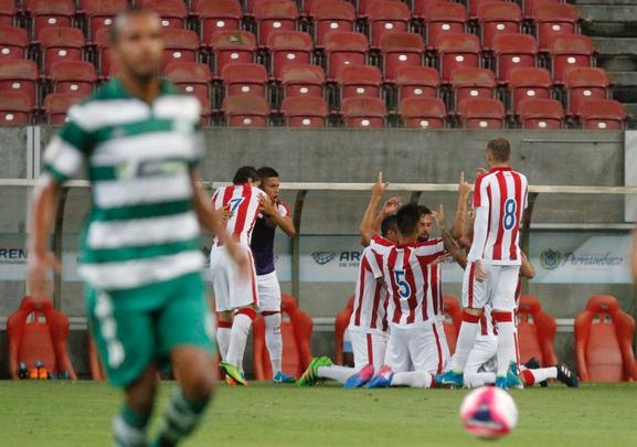 Jogando em casa na estreia do Estadual, Timbu pressionou a sada de bola do Mequinha desde o incio e conseguiu abrir o placar logo no incio, aos seis minutos, com Fernandinho.