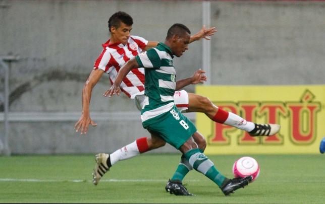 Aps o primeiro gol, o Timbu diminuiu o ritmo ofensivo e deu espao para o Amrica crescer no jogo, ao ponto de Caxito empatar a partida aos 32 minutos, de cabea. A reao na etapa inicial acabou cinco minutos depois, com um gol marcado por Willian Gacho para o Nutico, de fora da rea. Alvirrubro foi para o intervalo vencendo por 2 a 1.