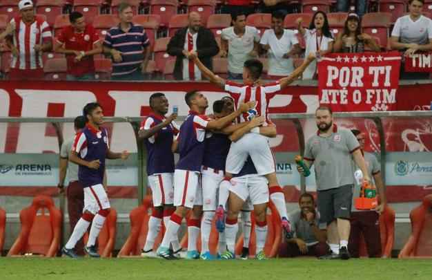 Aps o primeiro gol, o Timbu diminuiu o ritmo ofensivo e deu espao para o Amrica crescer no jogo, ao ponto de Caxito empatar a partida aos 32 minutos, de cabea. A reao na etapa inicial acabou cinco minutos depois, com um gol marcado por Willian Gacho para o Nutico, de fora da rea. Alvirrubro foi para o intervalo vencendo por 2 a 1.