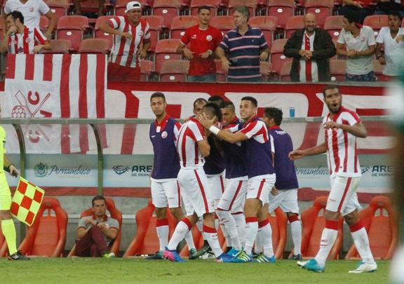 Aps o primeiro gol, o Timbu diminuiu o ritmo ofensivo e deu espao para o Amrica crescer no jogo, ao ponto de Caxito empatar a partida aos 32 minutos, de cabea. A reao na etapa inicial acabou cinco minutos depois, com um gol marcado por Willian Gacho para o Nutico, de fora da rea. Alvirrubro foi para o intervalo vencendo por 2 a 1.