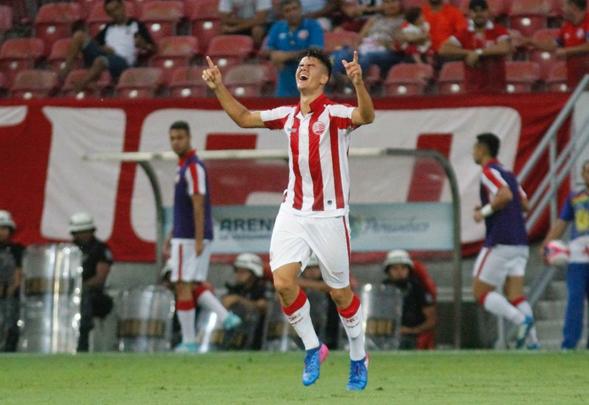 Aps o primeiro gol, o Timbu diminuiu o ritmo ofensivo e deu espao para o Amrica crescer no jogo, ao ponto de Caxito empatar a partida aos 32 minutos, de cabea. A reao na etapa inicial acabou cinco minutos depois, com um gol marcado por Willian Gacho para o Nutico, de fora da rea. Alvirrubro foi para o intervalo vencendo por 2 a 1.