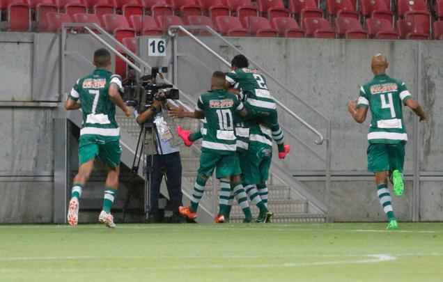 Aps o primeiro gol, o Timbu diminuiu o ritmo ofensivo e deu espao para o Amrica crescer no jogo, ao ponto de Caxito empatar a partida aos 32 minutos, de cabea. A reao na etapa inicial acabou cinco minutos depois, com um gol marcado por Willian Gacho para o Nutico, de fora da rea. Alvirrubro foi para o intervalo vencendo por 2 a 1.