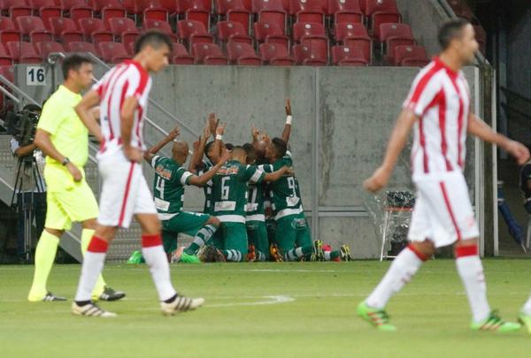 Aps o primeiro gol, o Timbu diminuiu o ritmo ofensivo e deu espao para o Amrica crescer no jogo, ao ponto de Caxito empatar a partida aos 32 minutos, de cabea. A reao na etapa inicial acabou cinco minutos depois, com um gol marcado por Willian Gacho para o Nutico, de fora da rea. Alvirrubro foi para o intervalo vencendo por 2 a 1.
