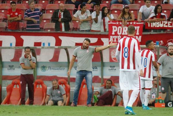 Aps o primeiro gol, o Timbu diminuiu o ritmo ofensivo e deu espao para o Amrica crescer no jogo, ao ponto de Caxito empatar a partida aos 32 minutos, de cabea. A reao na etapa inicial acabou cinco minutos depois, com um gol marcado por Willian Gacho para o Nutico, de fora da rea. Alvirrubro foi para o intervalo vencendo por 2 a 1.