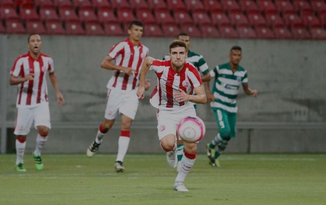 Aps o primeiro gol, o Timbu diminuiu o ritmo ofensivo e deu espao para o Amrica crescer no jogo, ao ponto de Caxito empatar a partida aos 32 minutos, de cabea. A reao na etapa inicial acabou cinco minutos depois, com um gol marcado por Willian Gacho para o Nutico, de fora da rea. Alvirrubro foi para o intervalo vencendo por 2 a 1.
