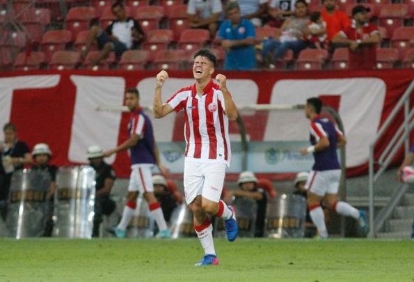 Aps o primeiro gol, o Timbu diminuiu o ritmo ofensivo e deu espao para o Amrica crescer no jogo, ao ponto de Caxito empatar a partida aos 32 minutos, de cabea. A reao na etapa inicial acabou cinco minutos depois, com um gol marcado por Willian Gacho para o Nutico, de fora da rea. Alvirrubro foi para o intervalo vencendo por 2 a 1.
