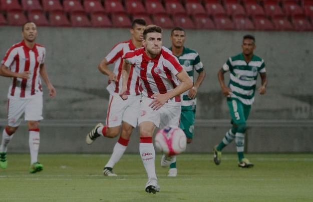Aps o primeiro gol, o Timbu diminuiu o ritmo ofensivo e deu espao para o Amrica crescer no jogo, ao ponto de Caxito empatar a partida aos 32 minutos, de cabea. A reao na etapa inicial acabou cinco minutos depois, com um gol marcado por Willian Gacho para o Nutico, de fora da rea. Alvirrubro foi para o intervalo vencendo por 2 a 1.