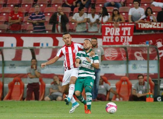 Aps o primeiro gol, o Timbu diminuiu o ritmo ofensivo e deu espao para o Amrica crescer no jogo, ao ponto de Caxito empatar a partida aos 32 minutos, de cabea. A reao na etapa inicial acabou cinco minutos depois, com um gol marcado por Willian Gacho para o Nutico, de fora da rea. Alvirrubro foi para o intervalo vencendo por 2 a 1.
