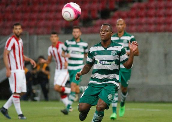 Aps o primeiro gol, o Timbu diminuiu o ritmo ofensivo e deu espao para o Amrica crescer no jogo, ao ponto de Caxito empatar a partida aos 32 minutos, de cabea. A reao na etapa inicial acabou cinco minutos depois, com um gol marcado por Willian Gacho para o Nutico, de fora da rea. Alvirrubro foi para o intervalo vencendo por 2 a 1.