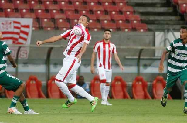 Com o zagueiro Camutanga expulso logo aos 12 da etapa complementar, o Nutico viu o Amrica pressionar e chegar ao empate, mais uma vez, novamente com Caxito. O jogo se encaminhava para o empate, at que Willian Gacho marcou o seu segundo no jogo, de falta, dando nmeros finais ao jogo: 3 a 2.