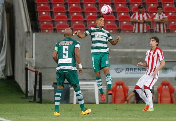 Com o zagueiro Camutanga expulso logo aos 12 da etapa complementar, o Nutico viu o Amrica pressionar e chegar ao empate, mais uma vez, novamente com Caxito. O jogo se encaminhava para o empate, at que Willian Gacho marcou o seu segundo no jogo, de falta, dando nmeros finais ao jogo: 3 a 2.