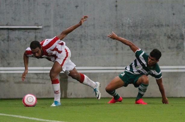 Com o zagueiro Camutanga expulso logo aos 12 da etapa complementar, o Nutico viu o Amrica pressionar e chegar ao empate, mais uma vez, novamente com Caxito. O jogo se encaminhava para o empate, at que Willian Gacho marcou o seu segundo no jogo, de falta, dando nmeros finais ao jogo: 3 a 2.