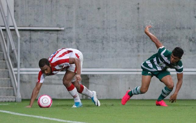 Com o zagueiro Camutanga expulso logo aos 12 da etapa complementar, o Nutico viu o Amrica pressionar e chegar ao empate, mais uma vez, novamente com Caxito. O jogo se encaminhava para o empate, at que Willian Gacho marcou o seu segundo no jogo, de falta, dando nmeros finais ao jogo: 3 a 2.