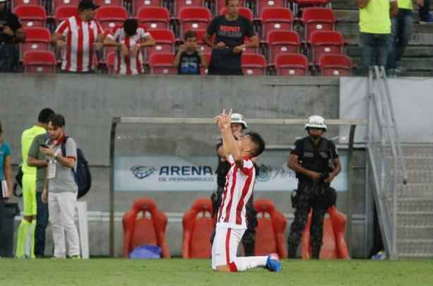 Com o zagueiro Camutanga expulso logo aos 12 da etapa complementar, o Nutico viu o Amrica pressionar e chegar ao empate, mais uma vez, novamente com Caxito. O jogo se encaminhava para o empate, at que Willian Gacho marcou o seu segundo no jogo, de falta, dando nmeros finais ao jogo: 3 a 2.